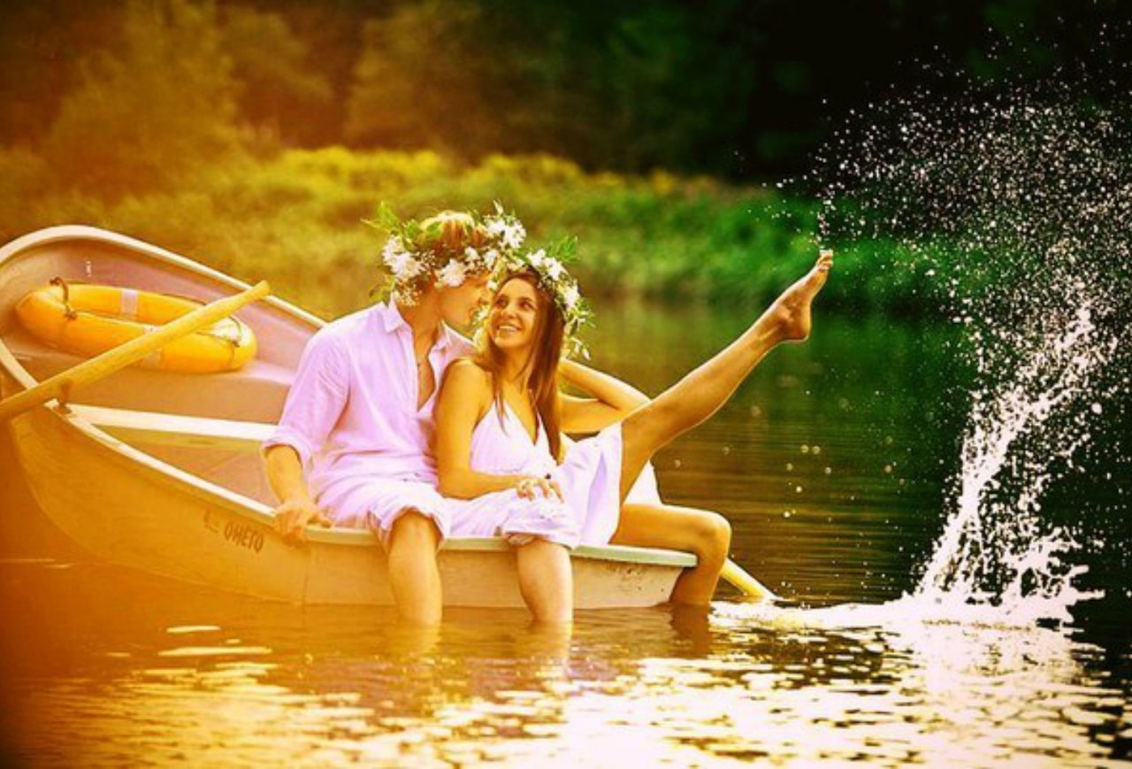 Люди словно реки. Влюбленные в лодке. Мужчина и женщина в лодке. Парень с девушкой в лодке. Фотосессия в лодке.