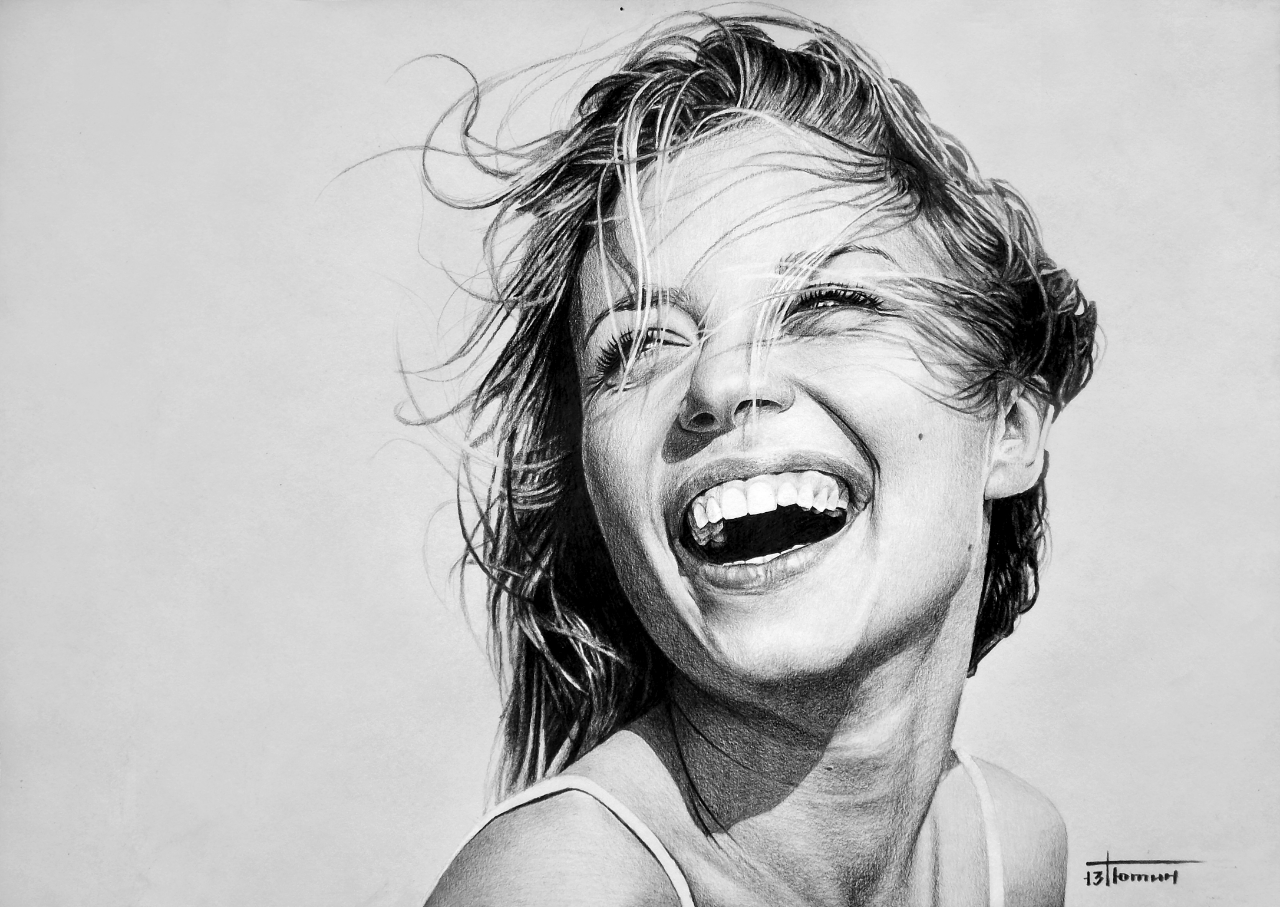 Кому улыбается жизнь. Девушка смеется. Эмоция радость. Портрет эмоции. Счастье эмоция.