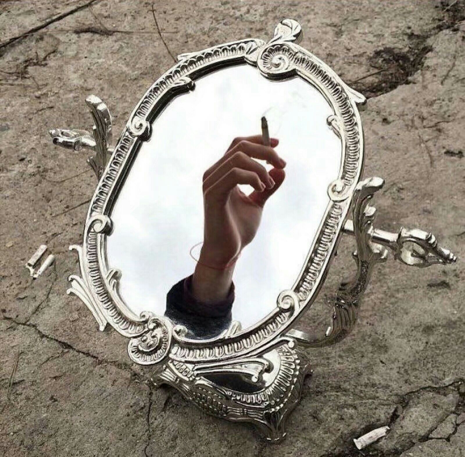 Проходит сквозь зеркало. Фотосессия с зеркалом. Отражение в зеркале. Зеркало арт. Зеркало в руке.