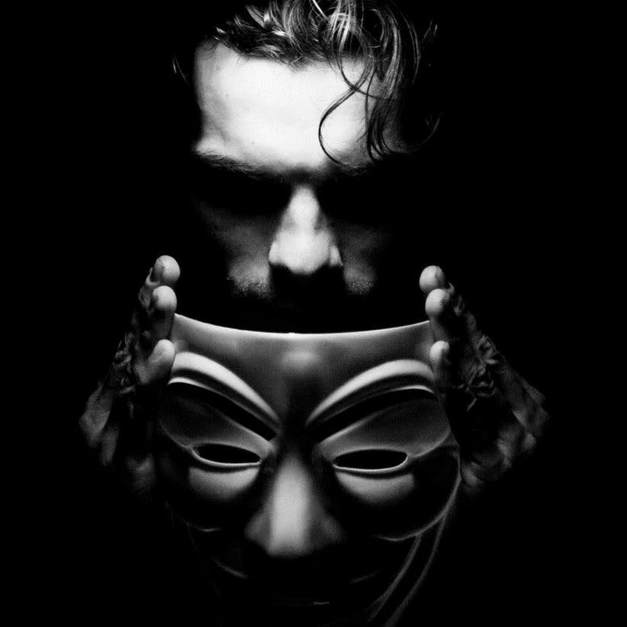 Черная маска картинки. Мужчина в маске. Маска для лица. Грустная маска. Человек в черной маске.