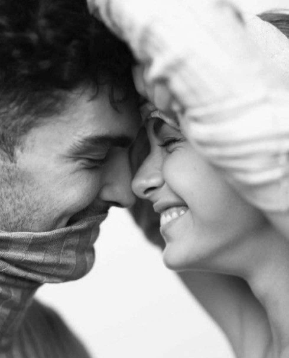 Мужчина любит молча. Мужчина и женщина улыбаются. Нежность эмоция. Счастливая пара. Любовь.