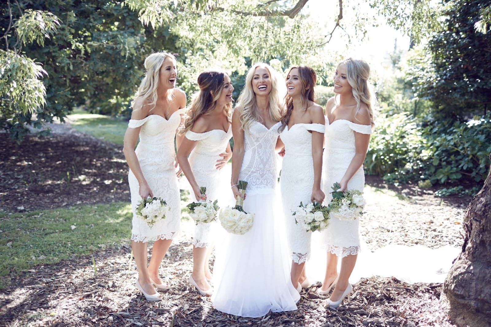 Красивое свадьбу подруге. Подружки невесты в белом. Подруги невесты в белом. Белое платье для подружки невесты. Платье на свадьбу к подруге.
