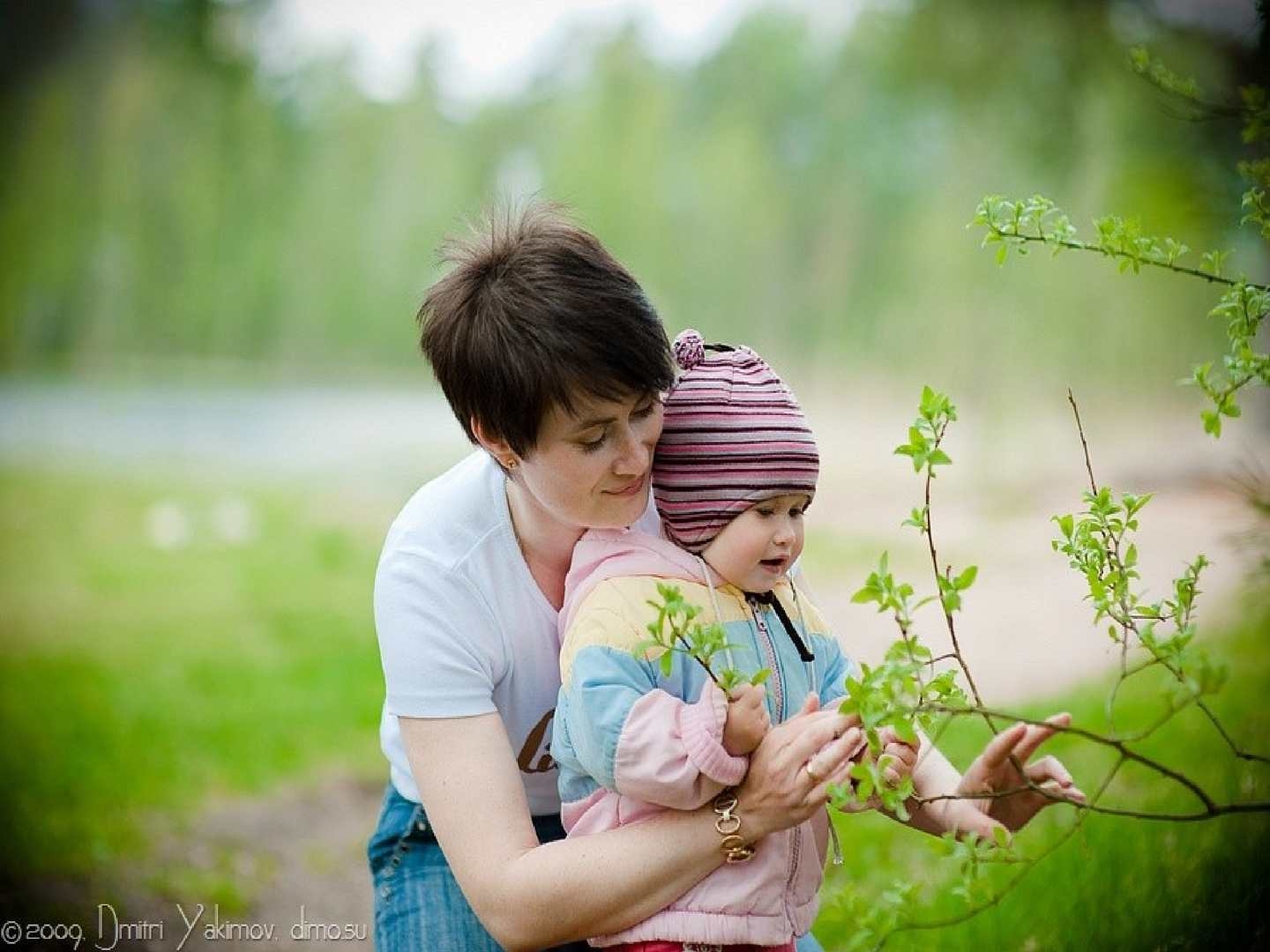 Ребенок наблюдает за родителями. Дети и природа. Любовь детей к природе. Мама заботится о ребенке. Воспитание природой.