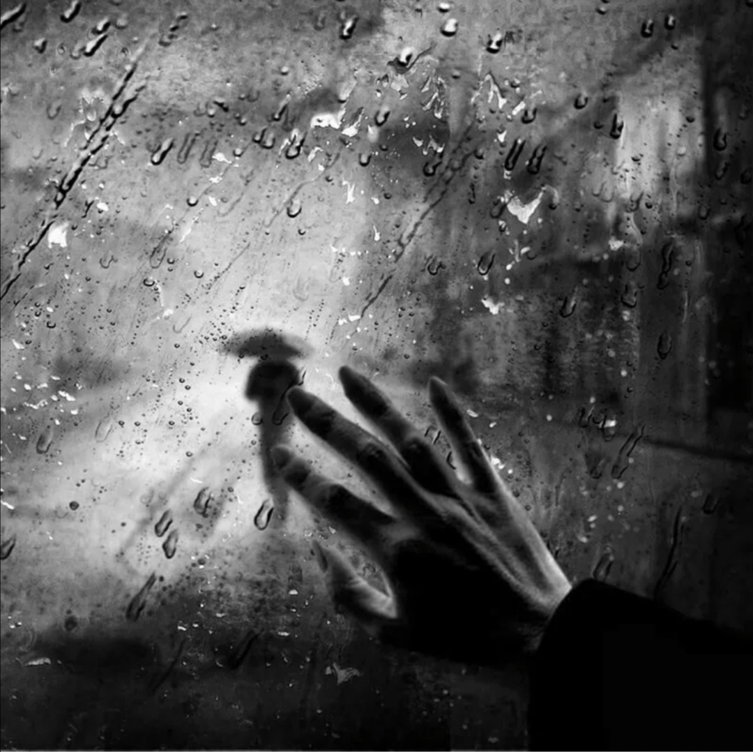 Грустная разлука. Грустное прощание. Любовь ушла. Рука на дождливом окне. Руки расстаются.