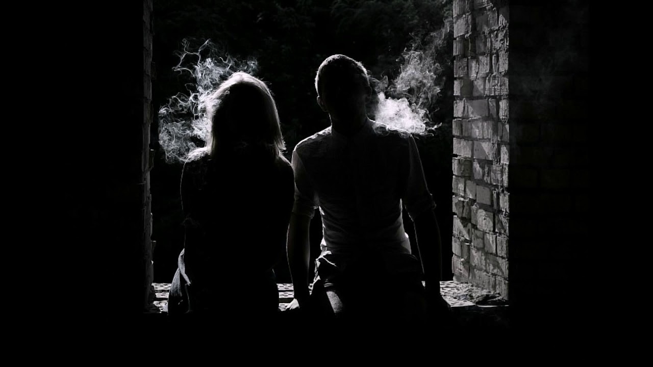 Ночи теплы и непроглядны в черной тьме. Парень с девушкой в темноте. Двое в темноте. Мужчина и женщина в темноте. Парень и девушка курят.