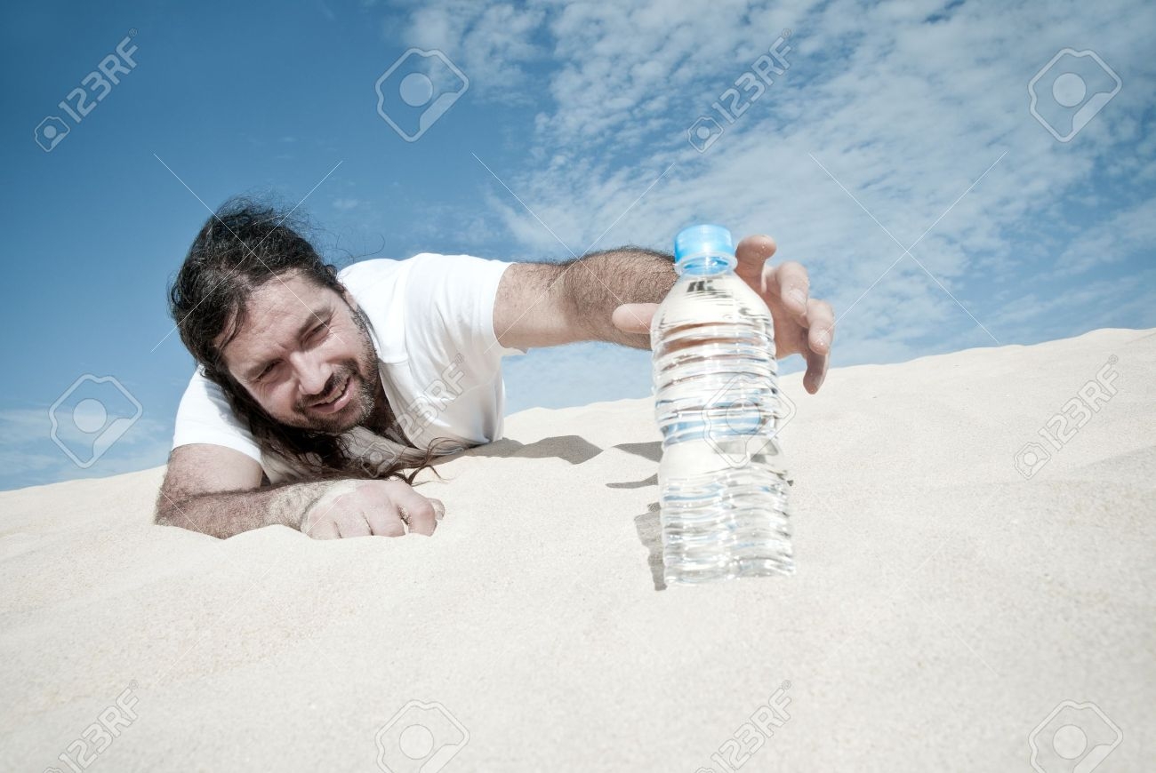 Is was very thirsty. Бутылка воды в пустыне. Человек испытывает жажду. Жаждущий воды человек. Жажда воды в пустыне.