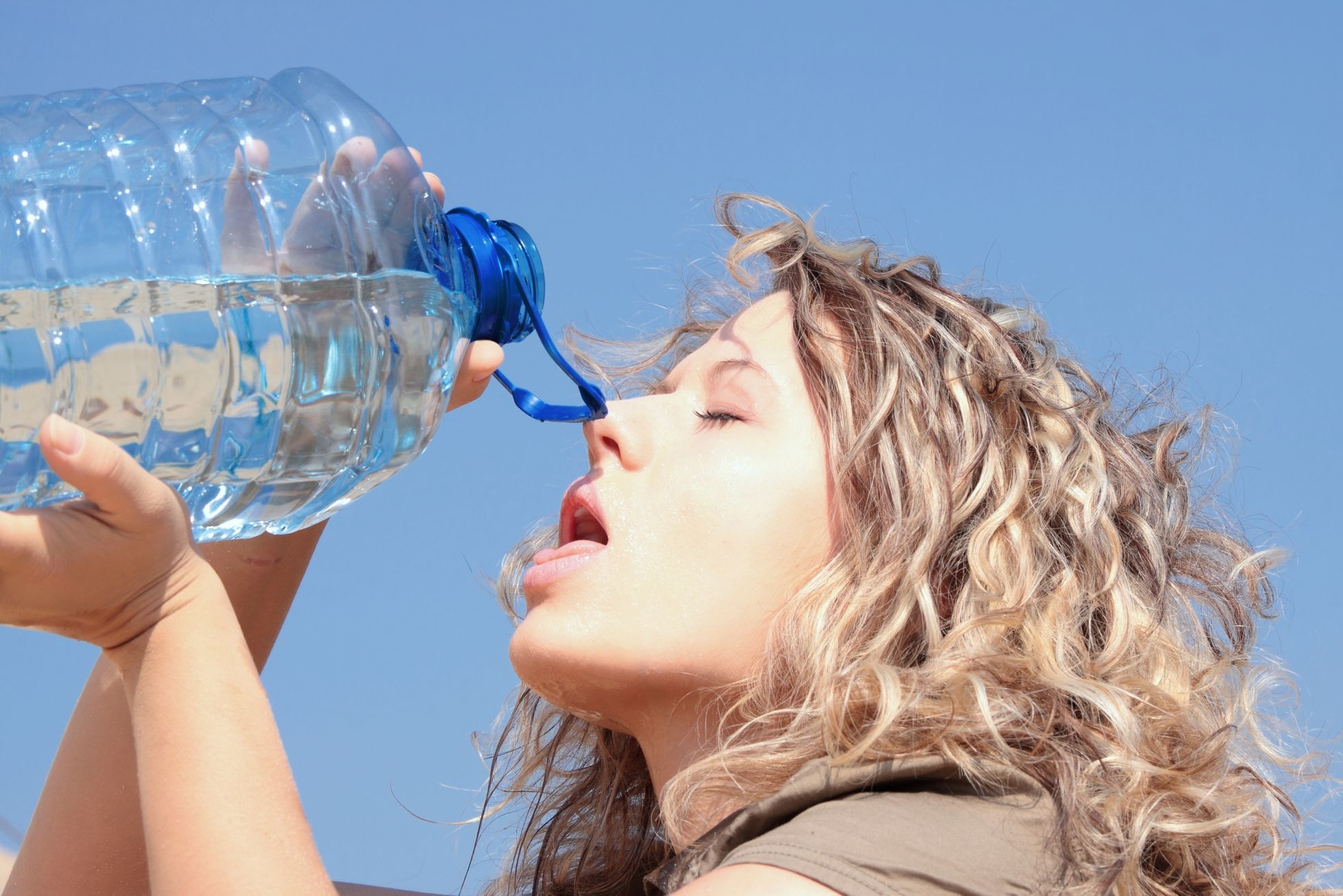 Слушать дай воды. Жажда воды. Женщина жадно пьёт воду. Девушка жадно пьет воду. Девушка пьет воду в жару.