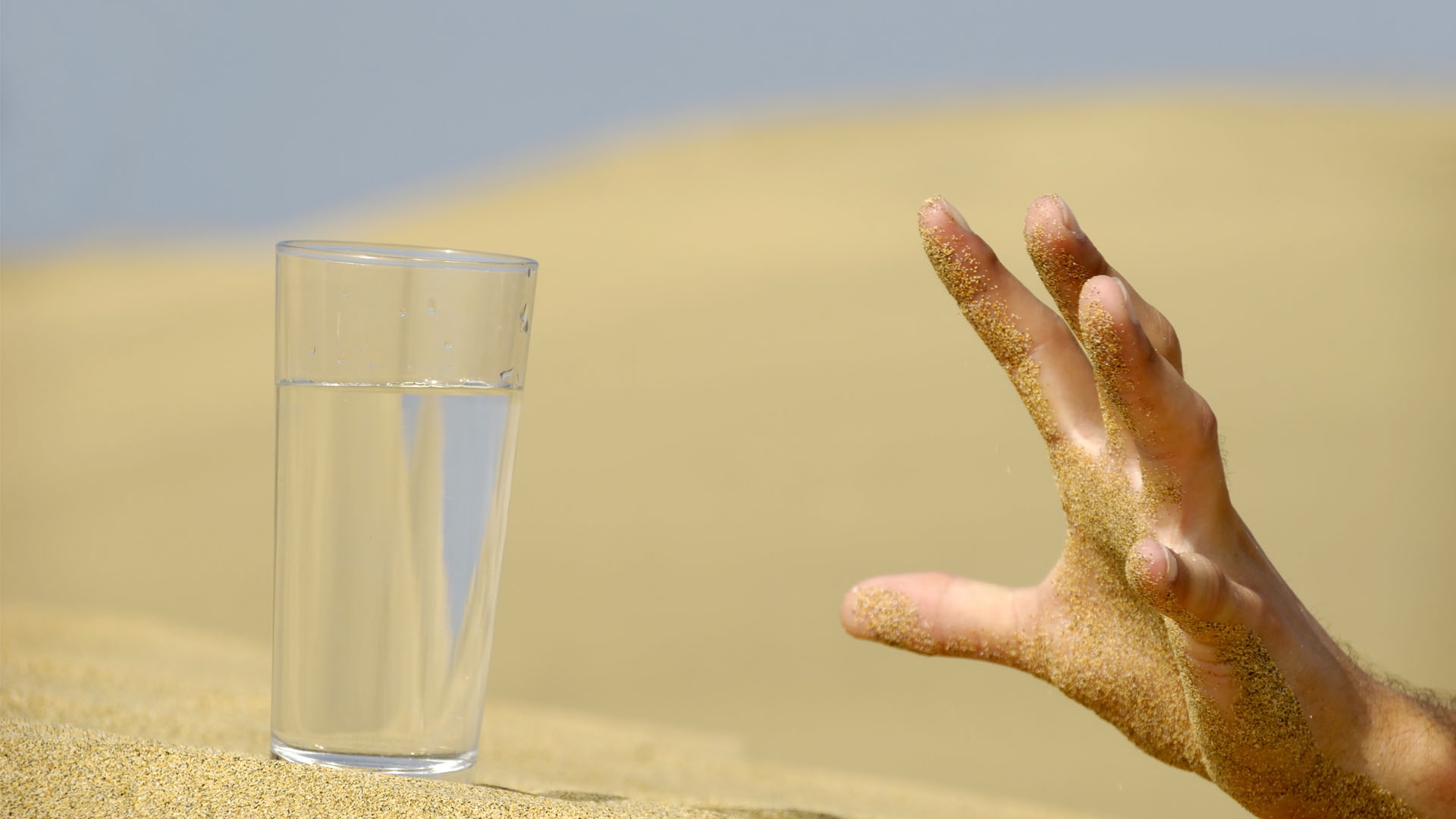 Отсутствие воды и пищи. Жажда воды. Песок и вода. Дефицит воды. Питьевая вода в пустыне.