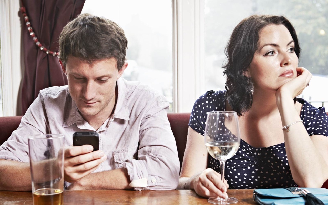 Мужчина и женщина с телефоном. Современные отношения. Разговор в кафе. Муж в телефоне.