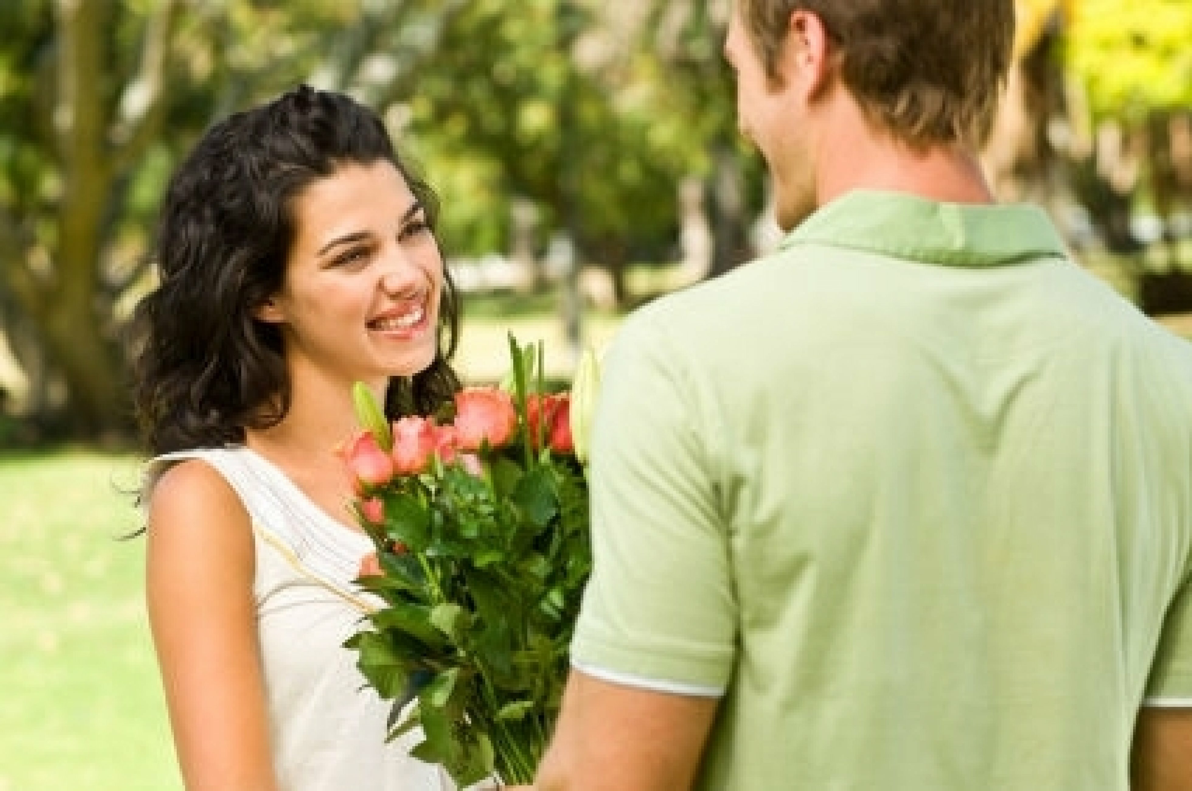 Почему нравится мужчина моложе. Женщине дарят цветы. Парень дарит цветы. Мужчина дарит цветы девушке. Парень дарит букет девушке.