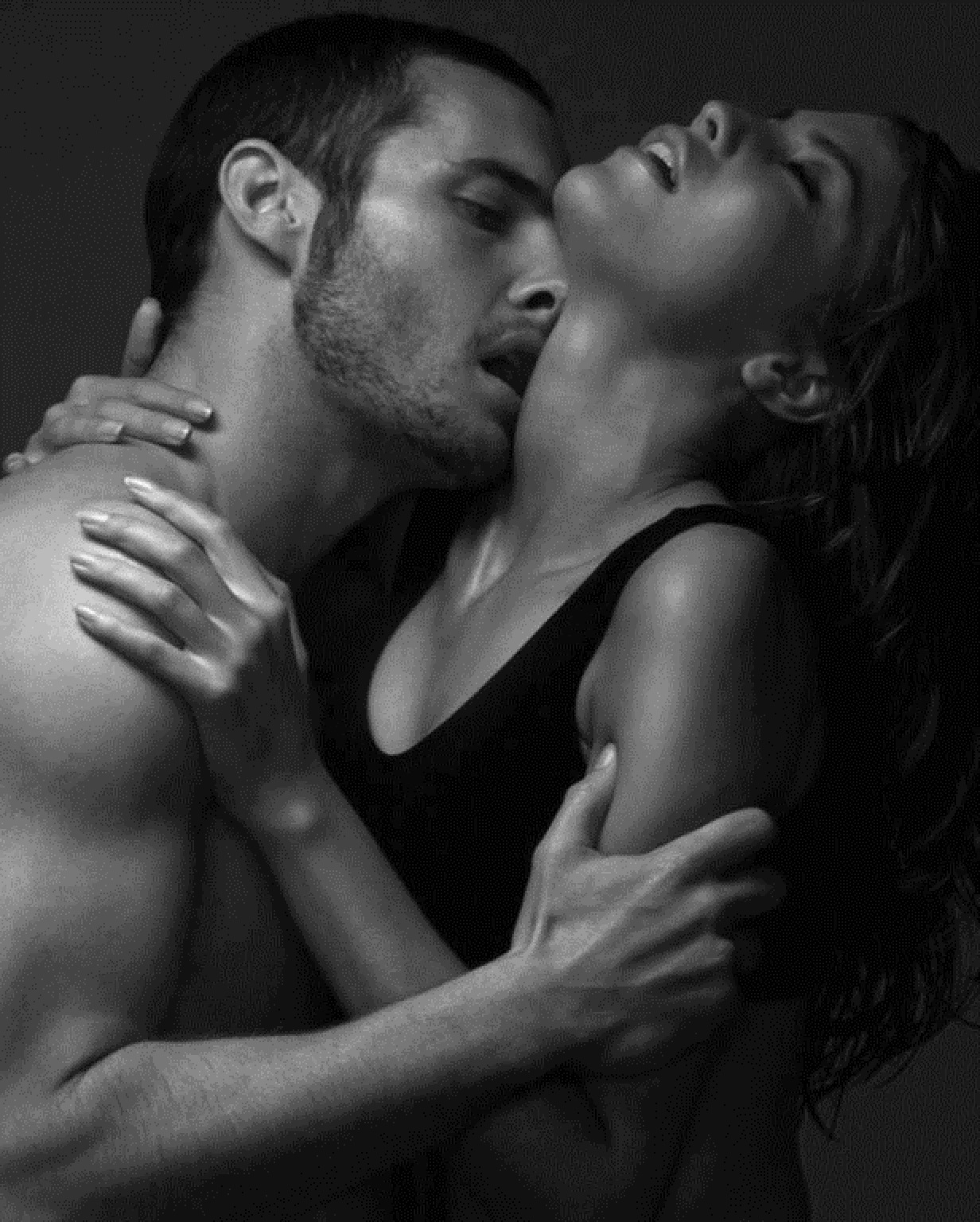 Сильно возбуждения девушка. Страстные поцелуи. Красивый поцелуй. Мужчина и женщина страсть. Чувственный поцелуй.