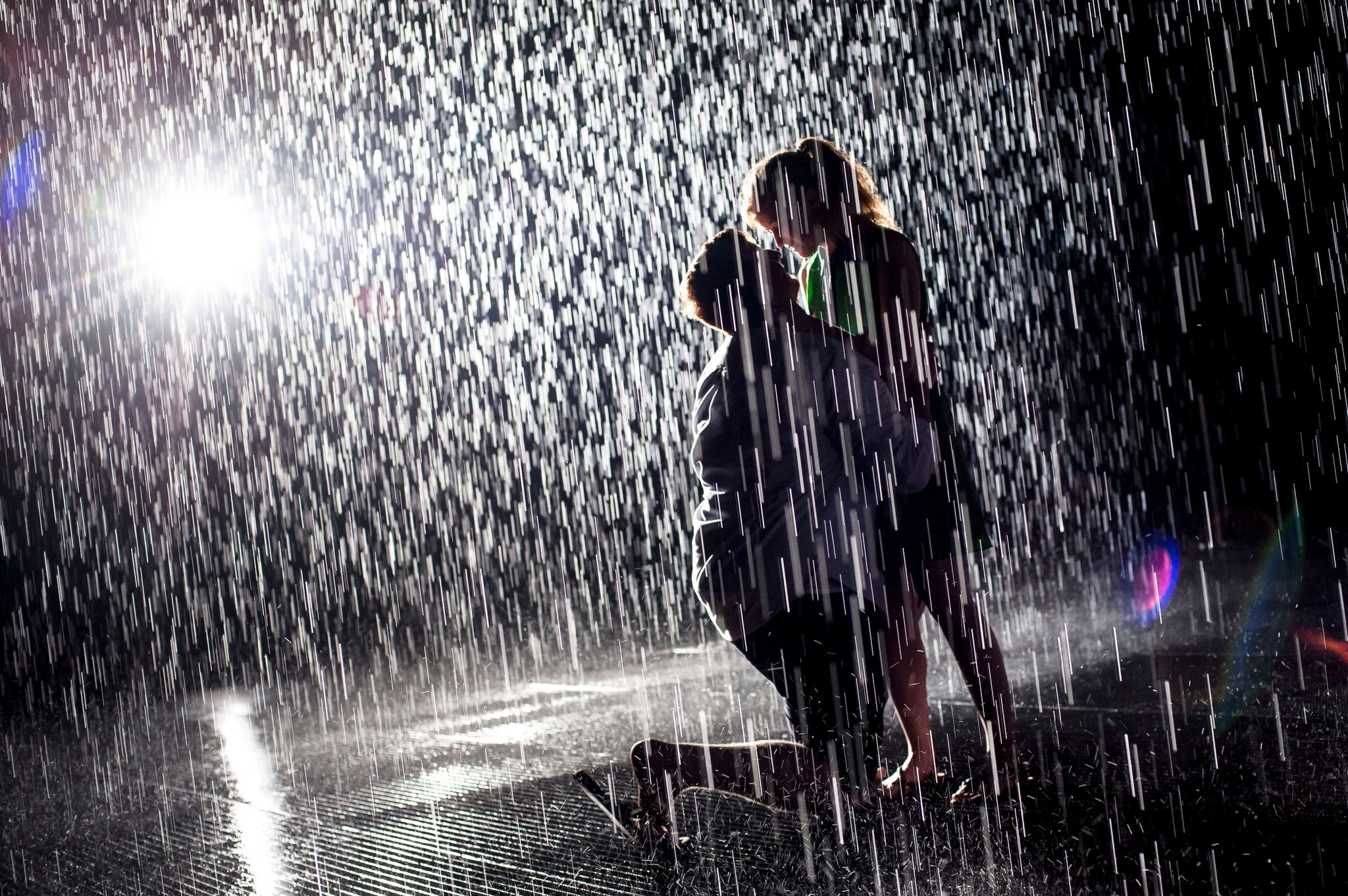 Org rain. Человек под дождем. Парень и девушка под дождем. Дождь. Девушка под дождем.