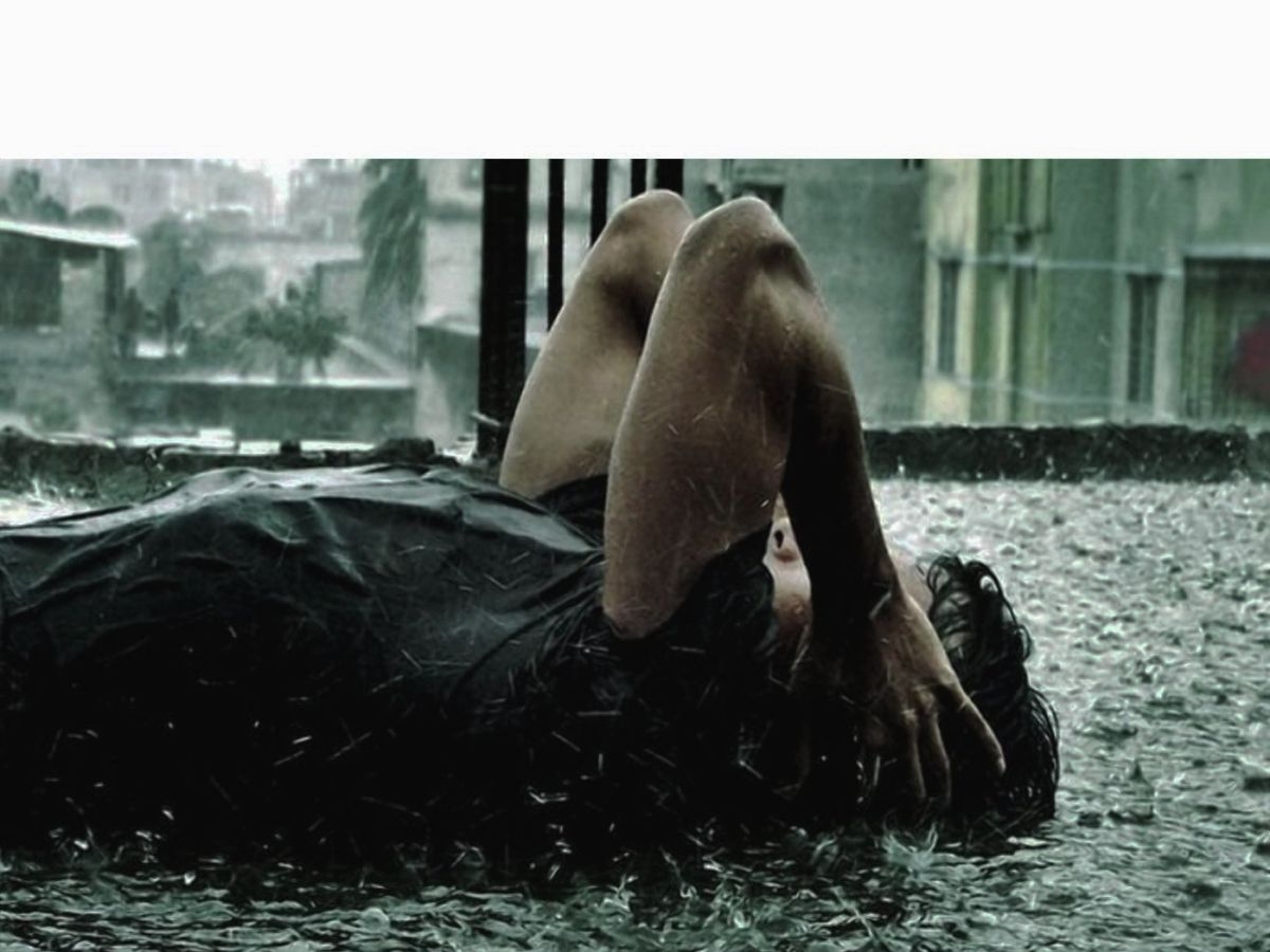 Дождь без перерыва. Мужчина под дождем. Девушка под дождем. Человек лежит под дождем. Парень лежит под дождем.
