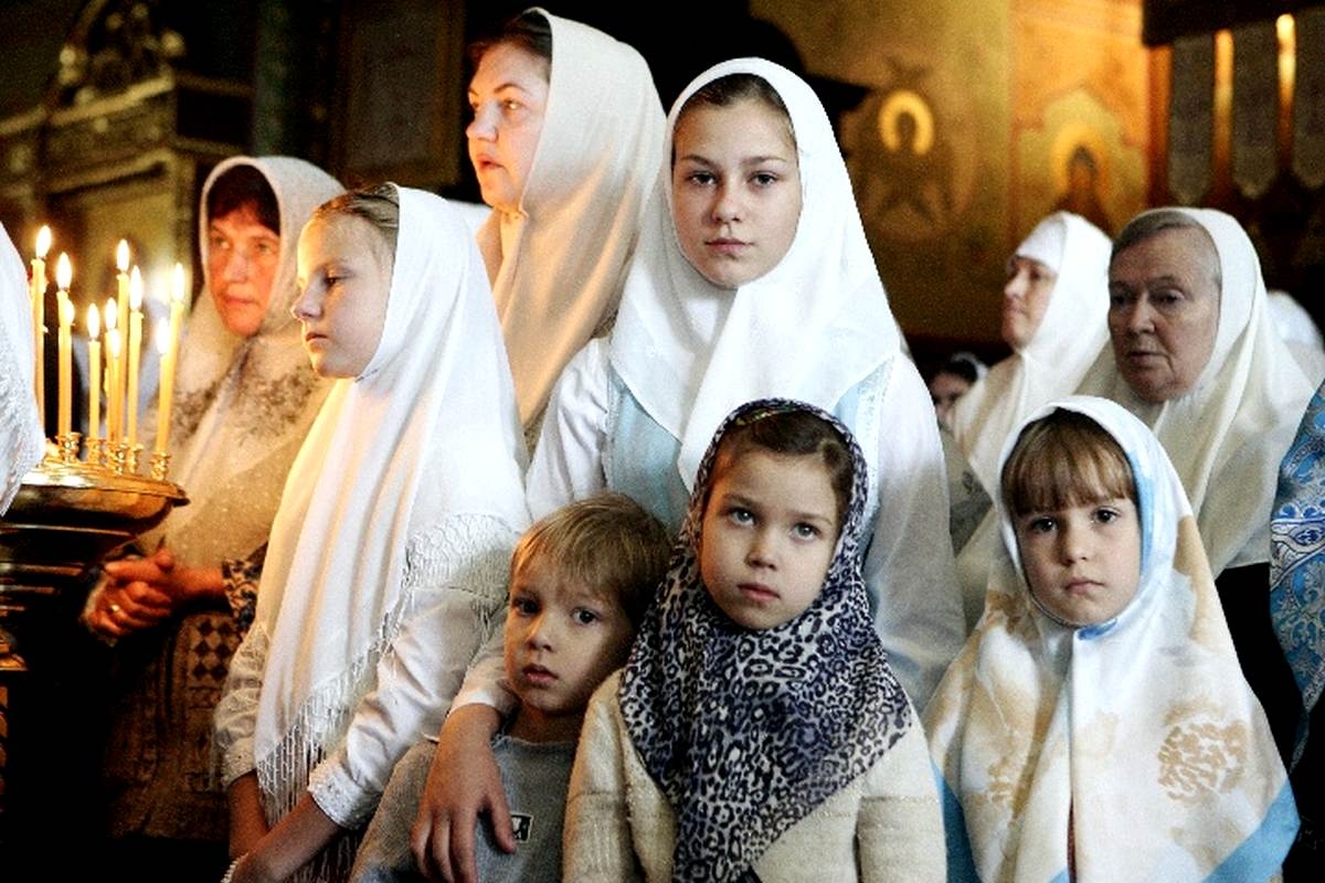 Приход женщины. Православная женщина. Дети в храме. Православная Церковь. Православная девушка в храме.