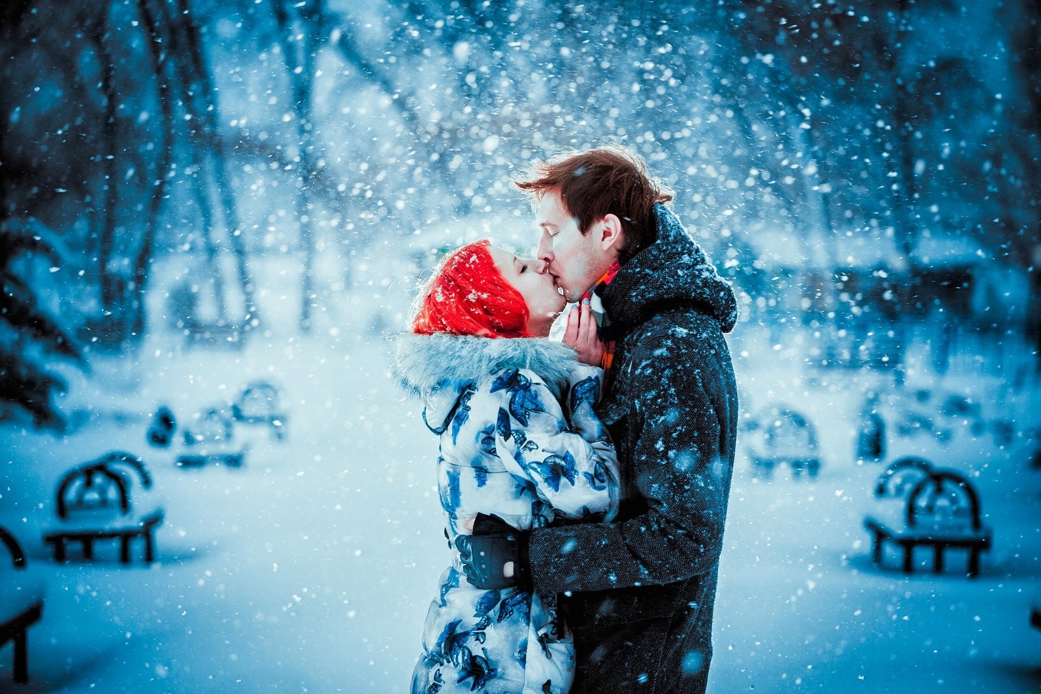 Я люблю снежку. Любовь зимой. Зимняя романтика. Поцелуй зимой. Влюбленные под снегом.