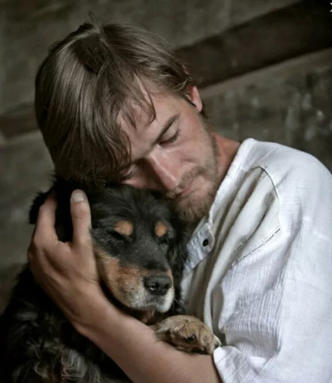 Сочувствие животным. Любовь к животным. Мужчина обнимает собаку. Собака друг человека. Сострадание к животным.