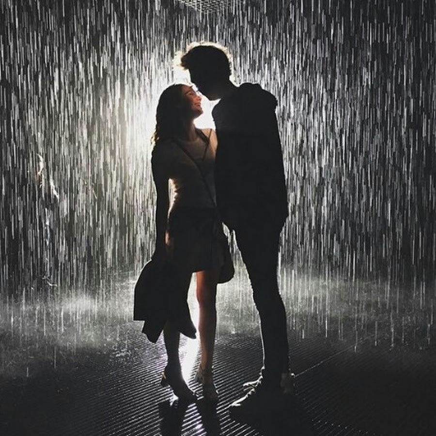 Любовь вдвоем песня. Парень и девушка под дождем. Парень под дождем. Девушка под дождем. Объятия под дождем.