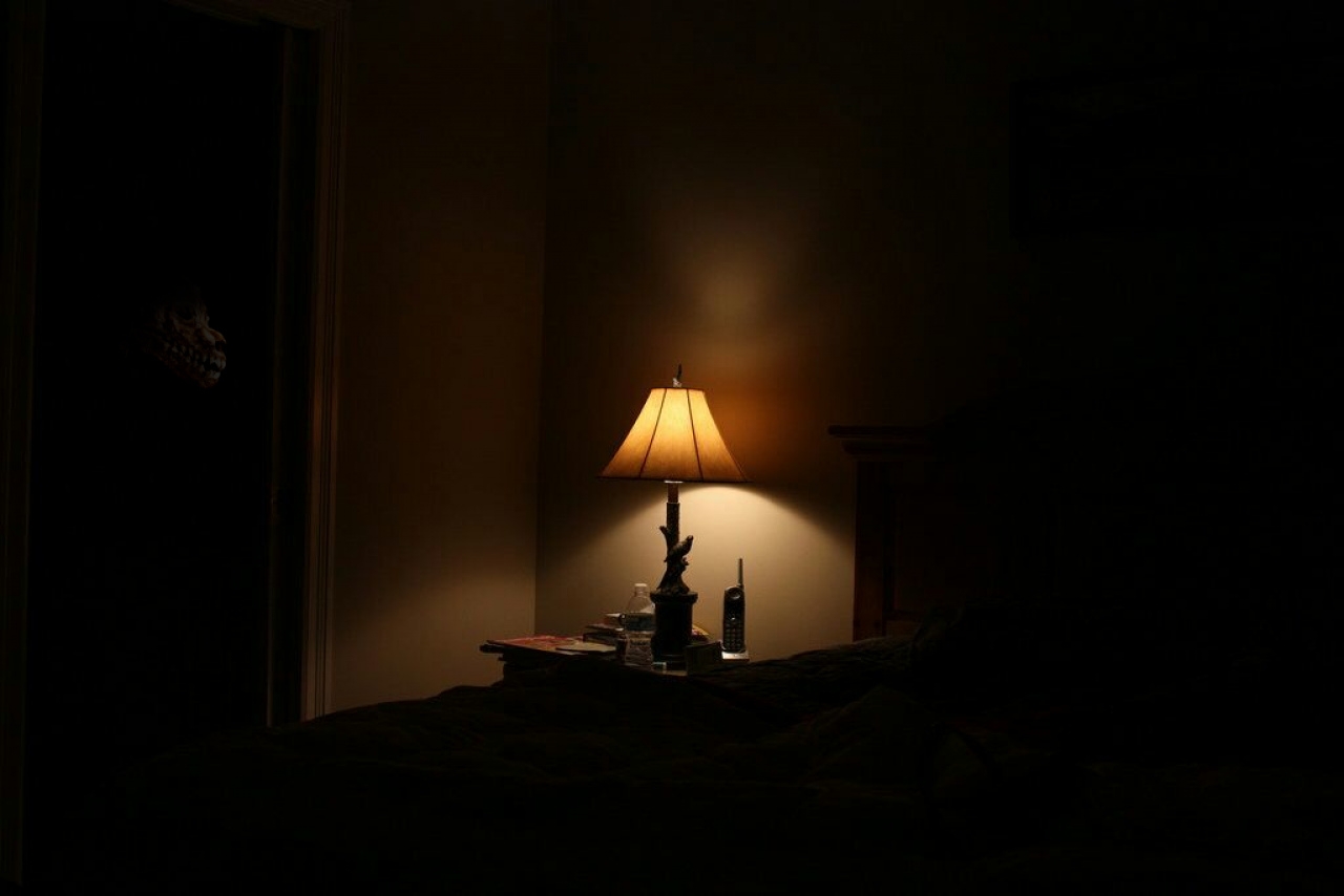 Текст вечером в комнате. Полумрак в комнате. Свет в темноте. Лампа в комнате. Свет в темной комнате.