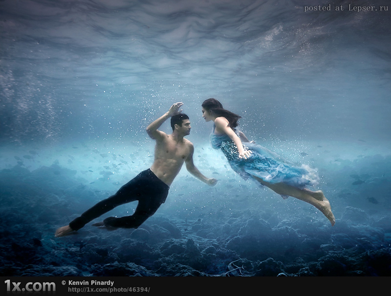 Вода падает в океане. Парень и девушка под водой. Любовь в воде. Мужчина и женщина в воде. Девушка и парень вваде.