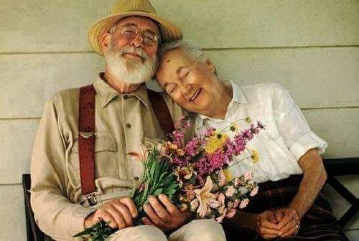 Среди старых людей больше. Фотографии бабушек и дедушек. Пожилые люди с цветами. Милая бабушка и дедушка. Старики.