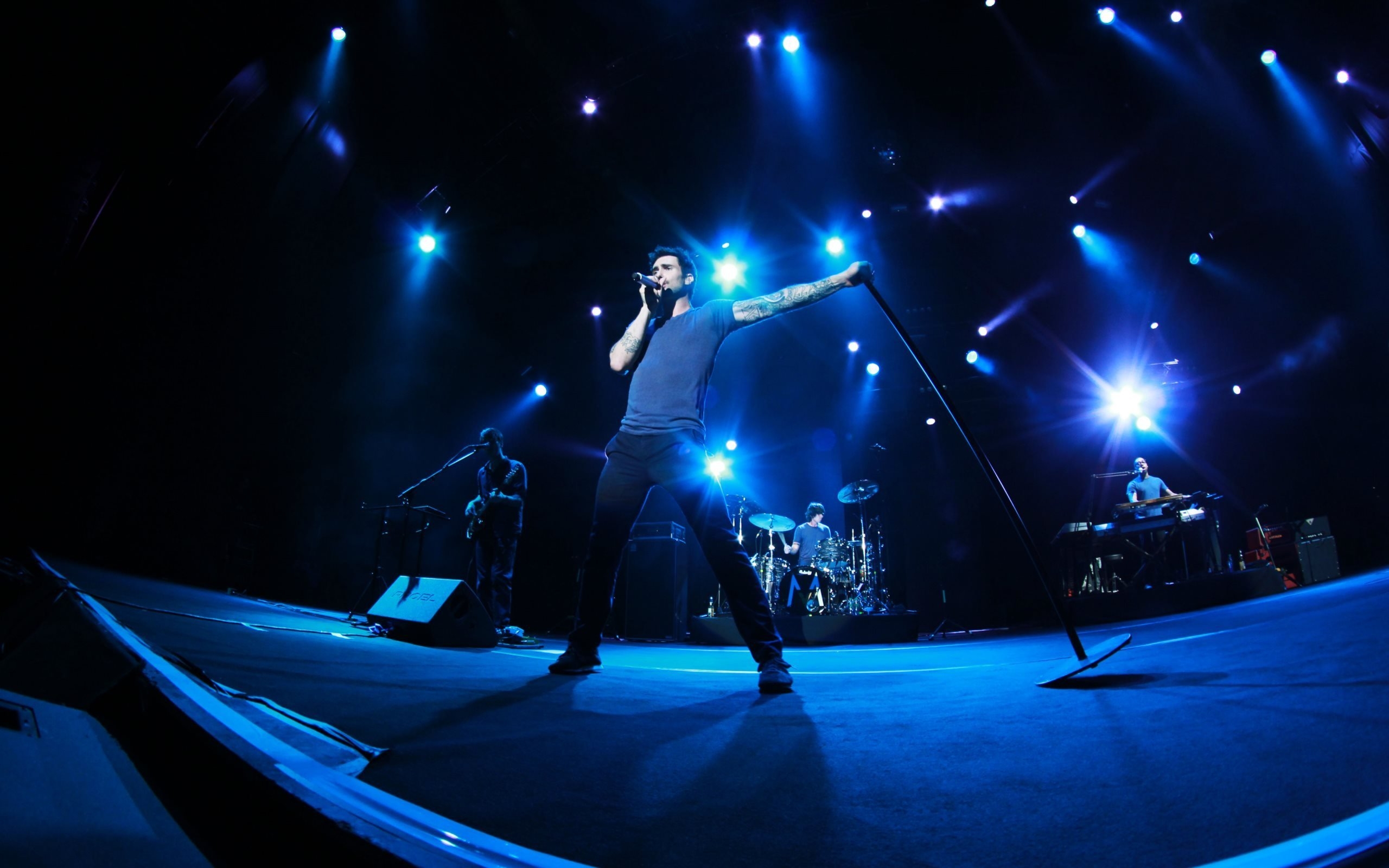 Концертные версии песен. Maroon 5 концерт. Сцена концерт. Певец на сцене. Рок концерт.