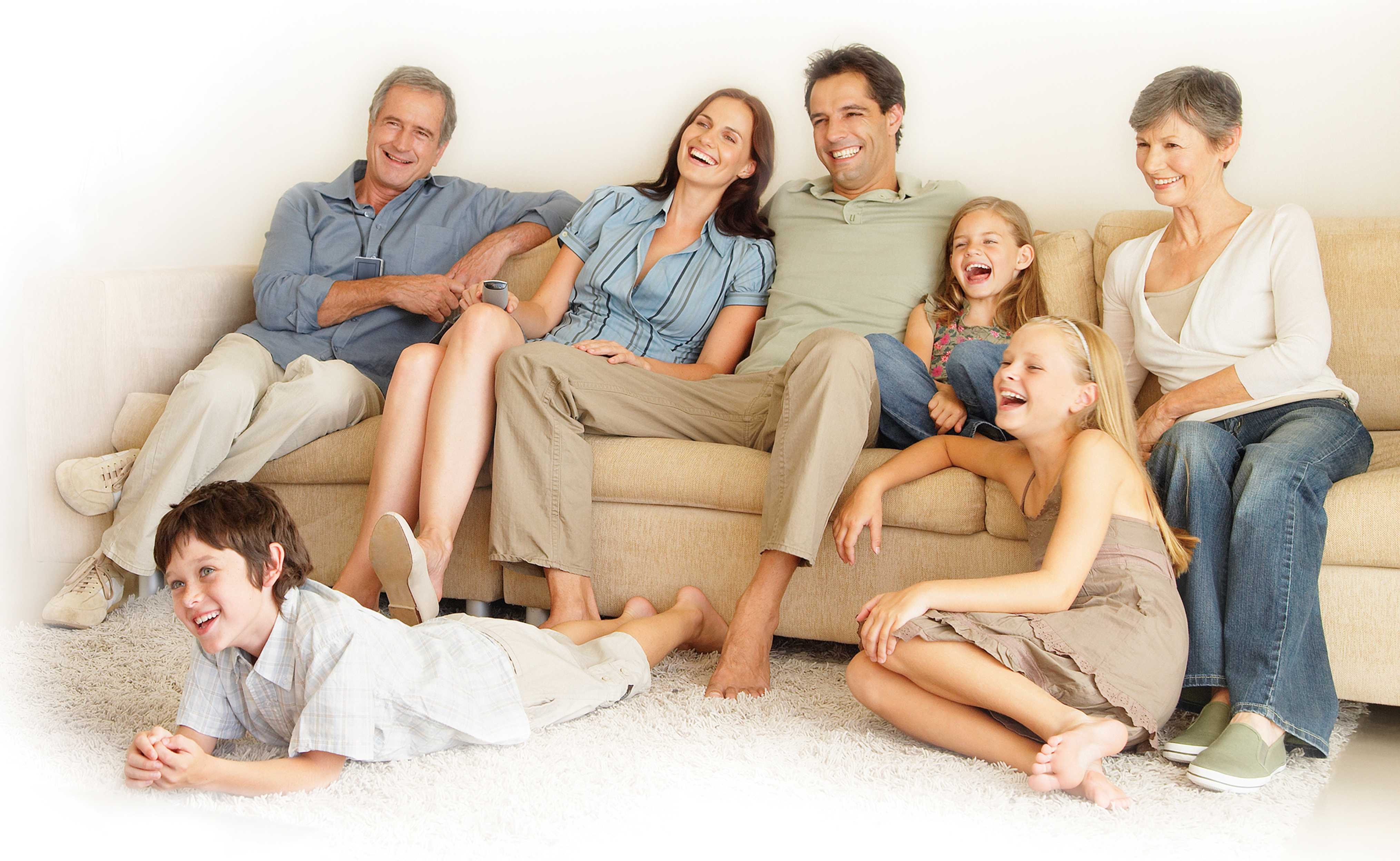 Watching their lives. Семья, дом. Семья у телевизора. Семья на диване. Семья сидит в гостиной.