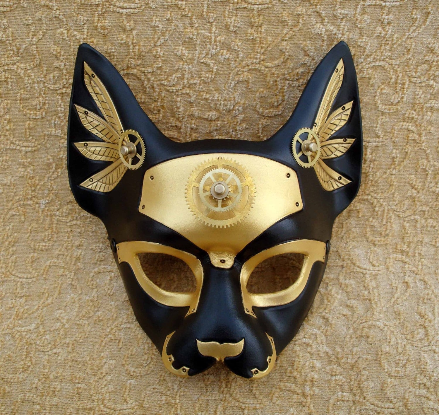 Маска папье маше кошка. Маска египетской Богини Bastet. Бастет богиня Египта маска. Золотая маска Анубиса. Богиня Бастет в древнем Египте маска.
