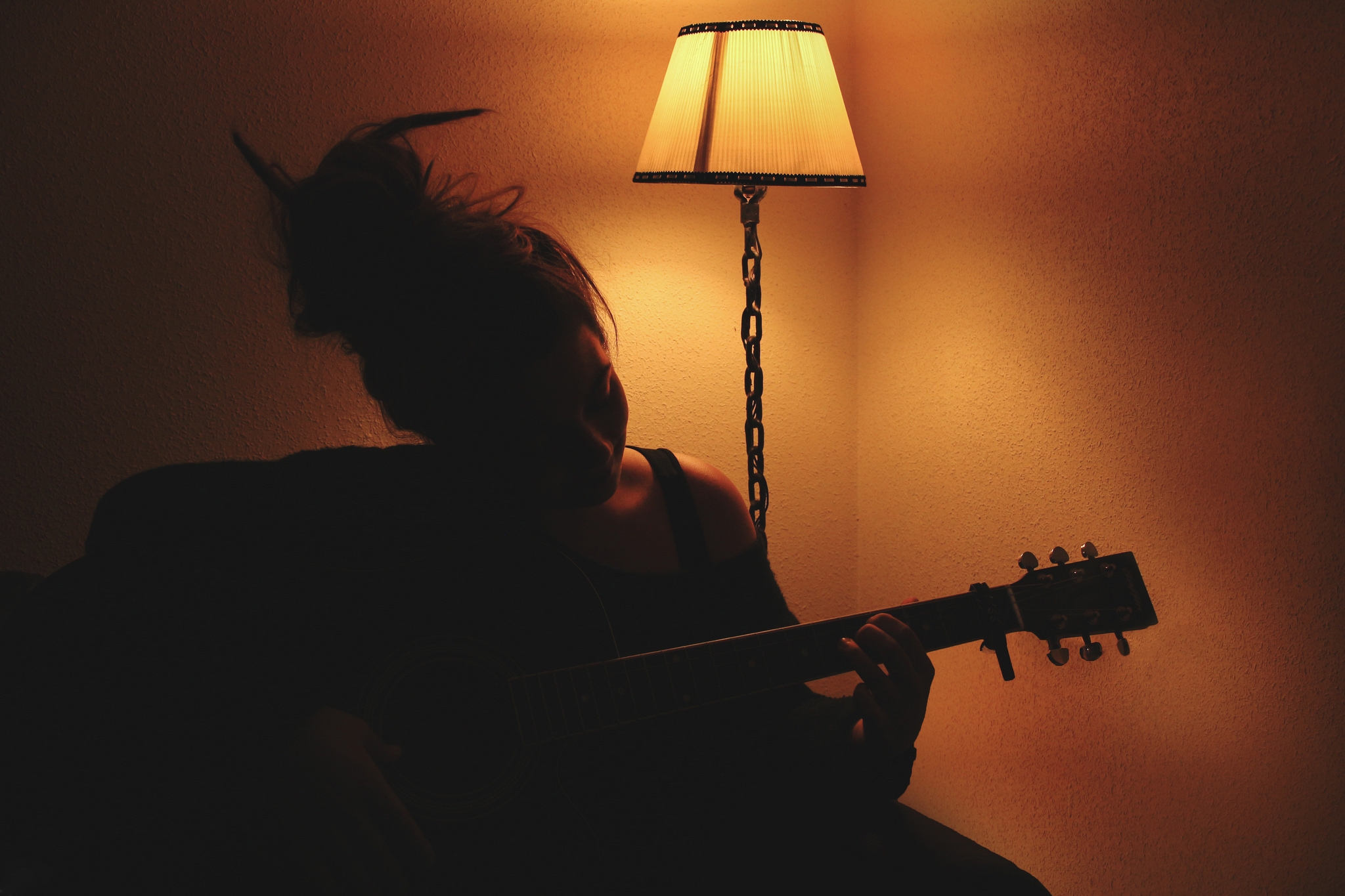 Песня на ночь девушке. Девушка с электрогитарой. С гитарой в темноте. Девушка с гитарой в темноте. Девушка с гитарой со спины.