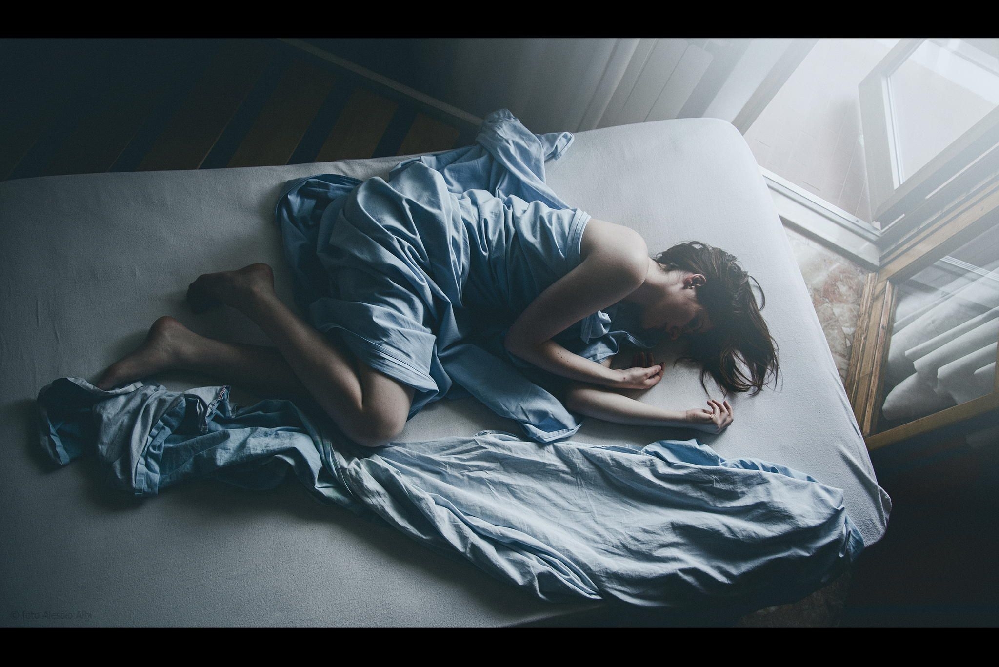 Измена спящих видео. Человек в постели Эстетика. Девушка в постели Эстетика.