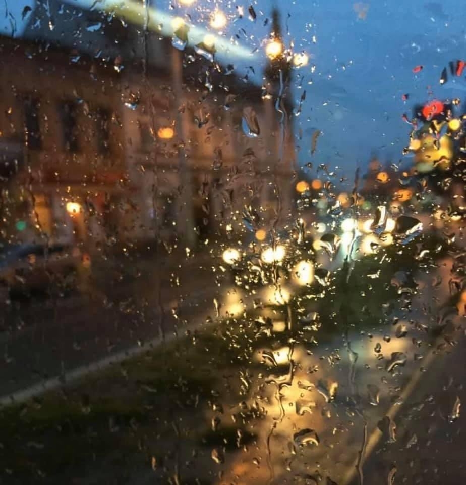 Город вечер дождь. Дождь за окном. Дождь вечером. "Дождливый вечер". Дождь в окне.