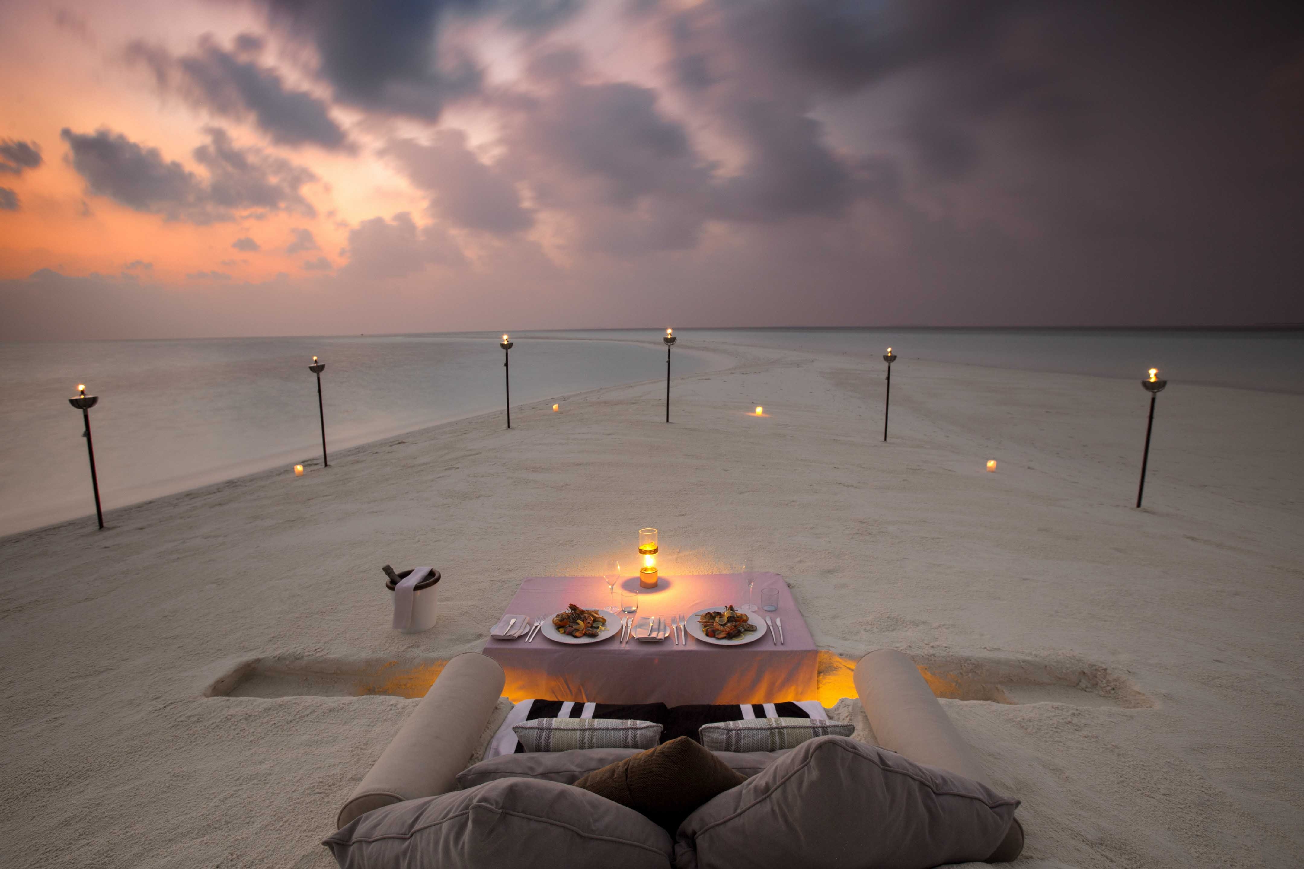 Расслабленный вечер. Мальдивы Milaidhoo Island Maldives. Романтические места. Красивое романтичное место. Вечер на море.
