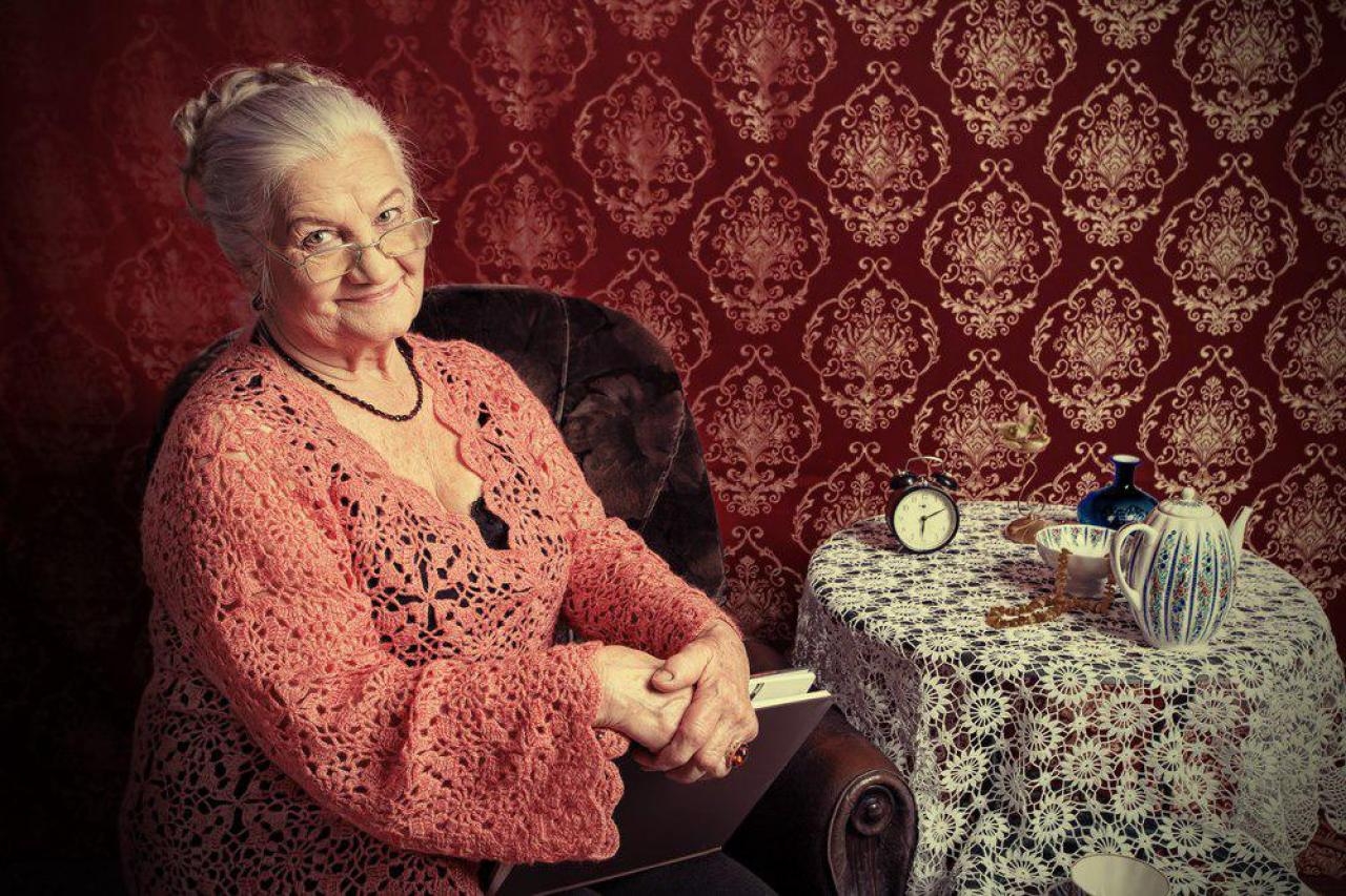 Бабушек всегда хорошо. Пожилая женщина в квартире. Милая бабушка. Поделыеженщины за столом. Фотосессия с бабушкой.