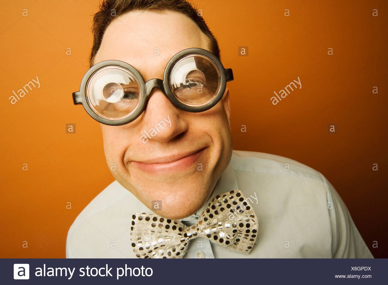 День плохого зрения. Смешной парень в очках. Человек в больших очках. Смешные люди в очках. Прикольные очки.