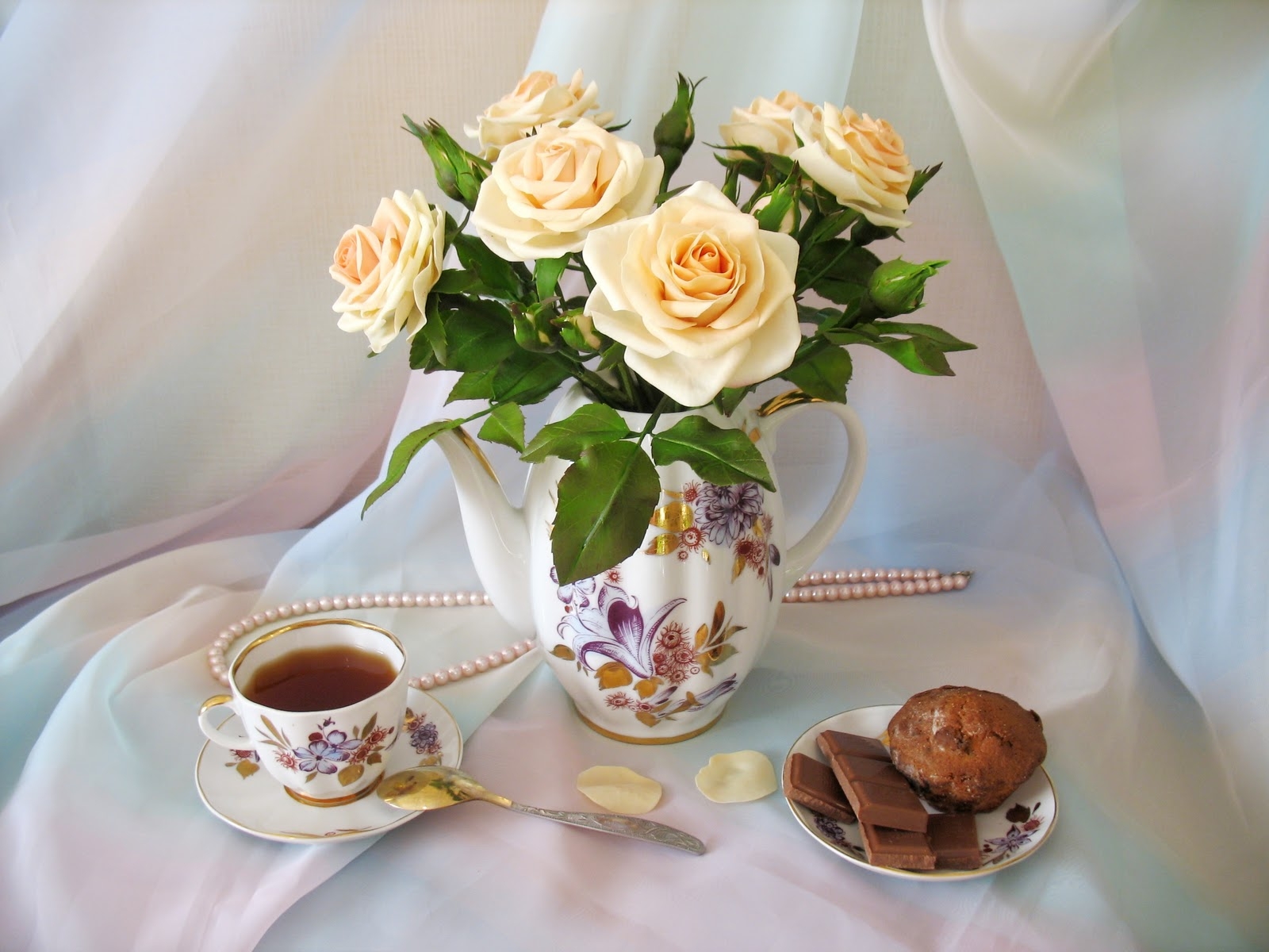Доброго дня женщине видео. Утренние цветы. Прекрасный утренний букет. Утренний натюрморт с цветами. Утро чай цветы.