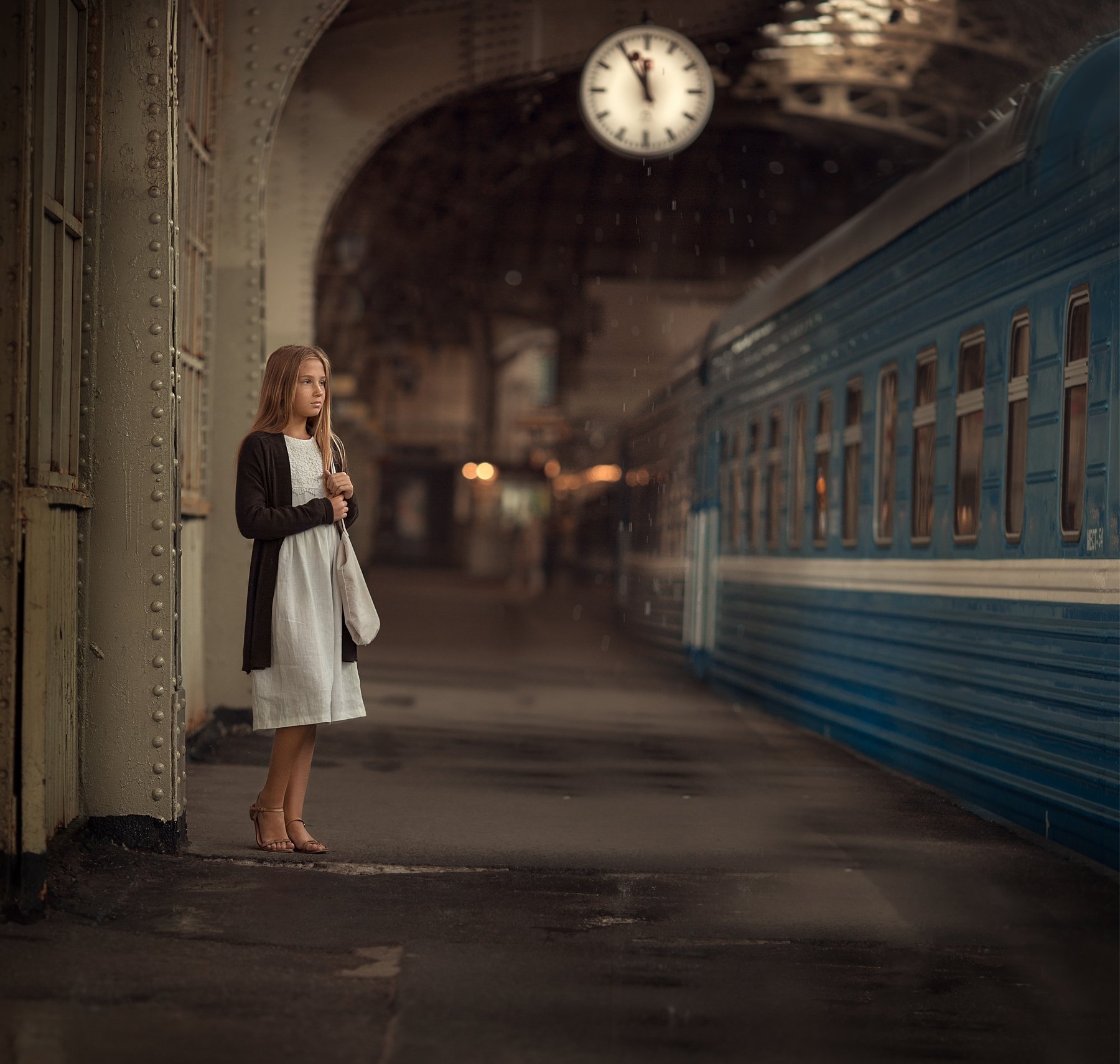 Поздно вечером молодая. Встреча на вокзале. Девушка в поезде. Девушка на вокзале. Люди на перроне.