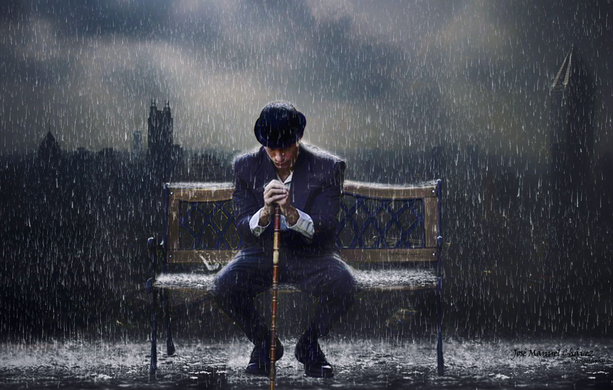 Rain it up 2. Человек под дождем. Мужчина под дождем. Одиночество под дождем. Одинокий парень под дождем.