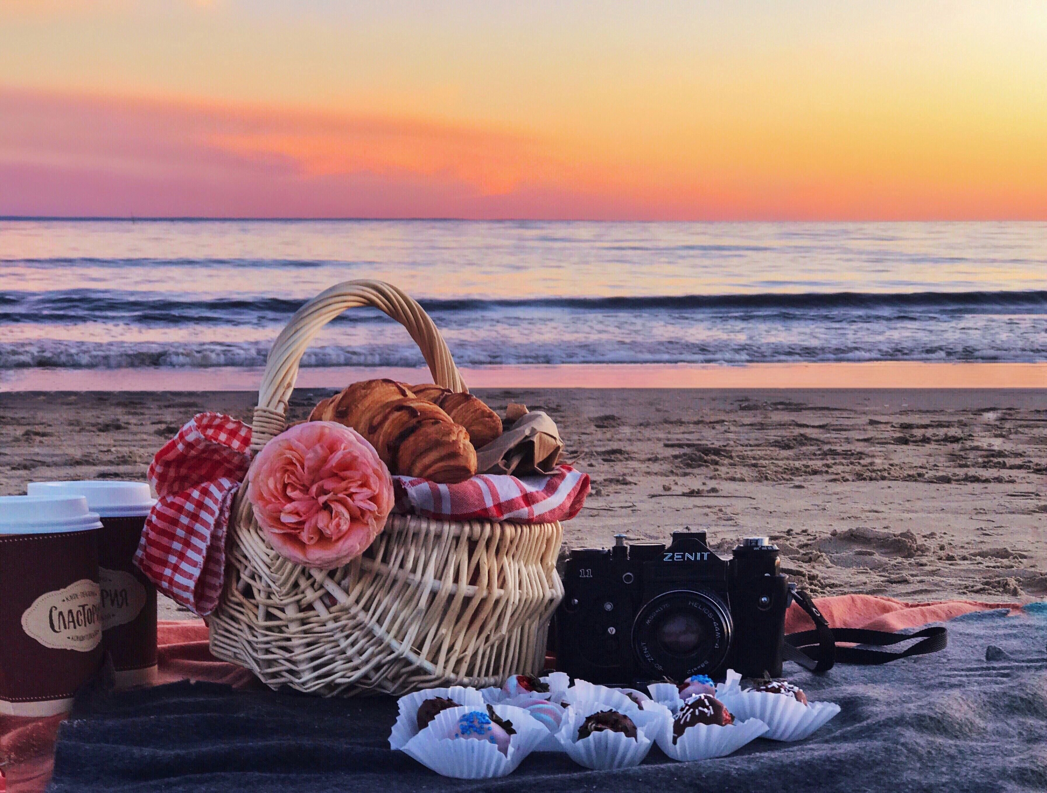 Красивая картинка море утро. Пикник на берегу моря. Пикник на море фотосессия. Лето море закат. Пикник на берегу моря закат.