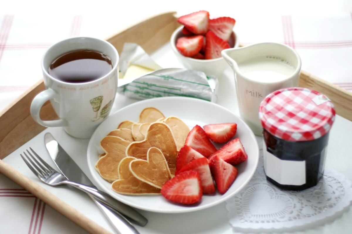 Доброе утро этикет. Романтический завтрак. Завтрак в постель для любимой. Красивый завтрак. Доброе утро завтрак.