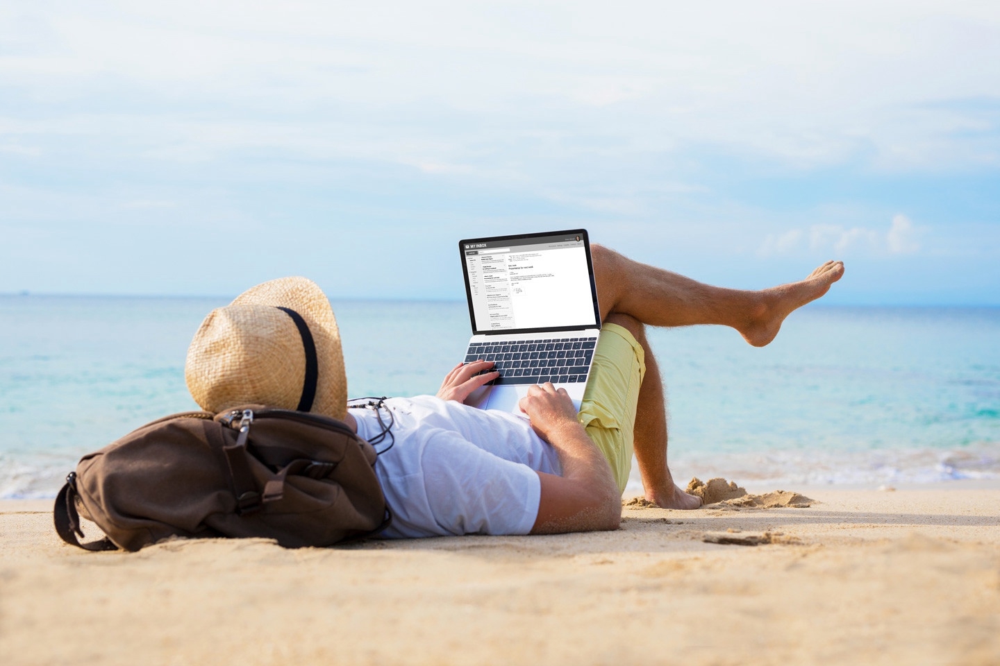 Счастливая командировка. Человек с ноутбуком на пляже. Мужчина на пляже с ноутбуком. С ноутбуком на море. Мужчина в отпуске.
