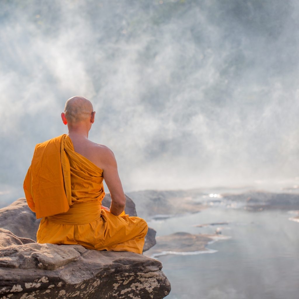 Время медитировать. Будда Шаолинь. Медитация монах. Буддийский монах. Буддийский монах медитирует.