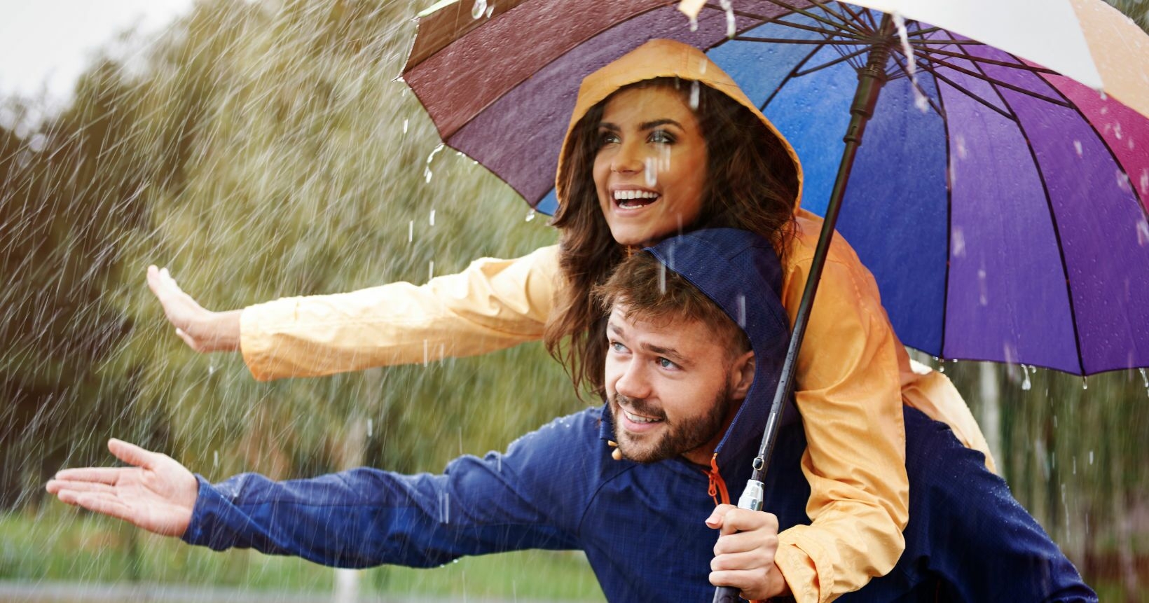 Одолжил ей зонтик. Человек с зонтом. Под зонтиком. Счастливые люди с зонтами. Мужчина с зонтом.