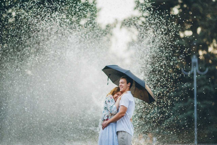 Счастливые люди под дождем без зонта