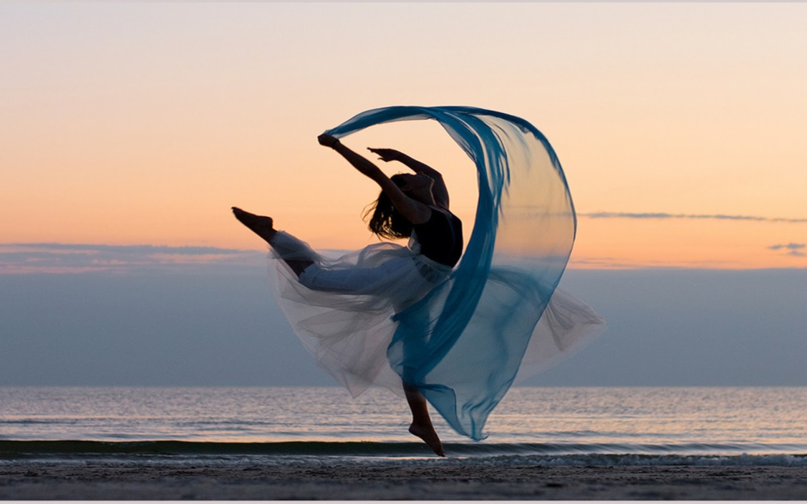 Легким взмахом руки. Танец души. Женщина легкость. Танец жизни. Танцы у моря.