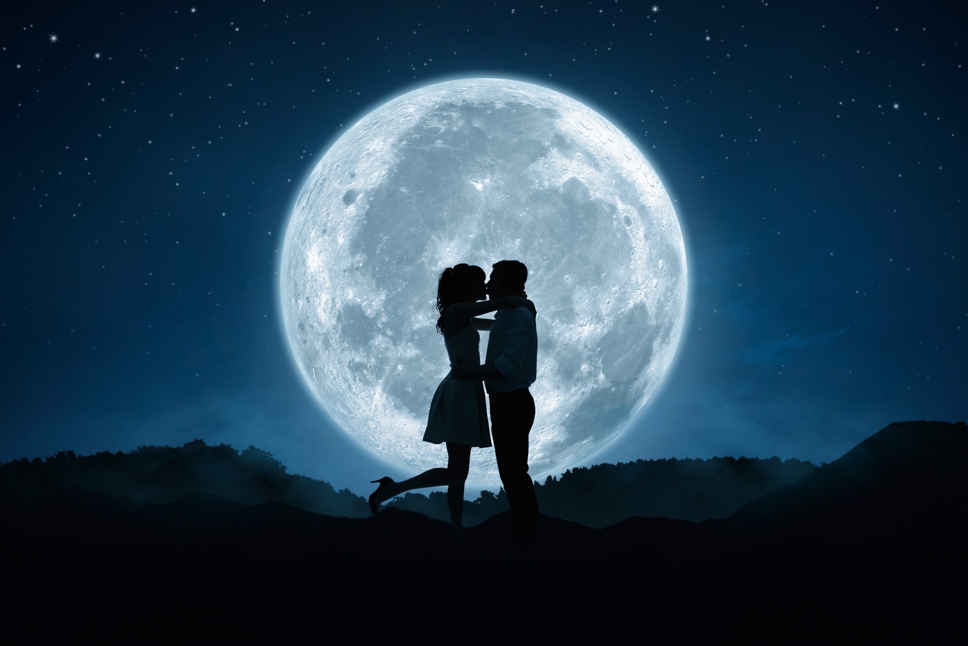 В объятиях ночи очарование. Луна и влюбленные. Прогулка под луной. Человек под луной. Пара на фоне Луны.