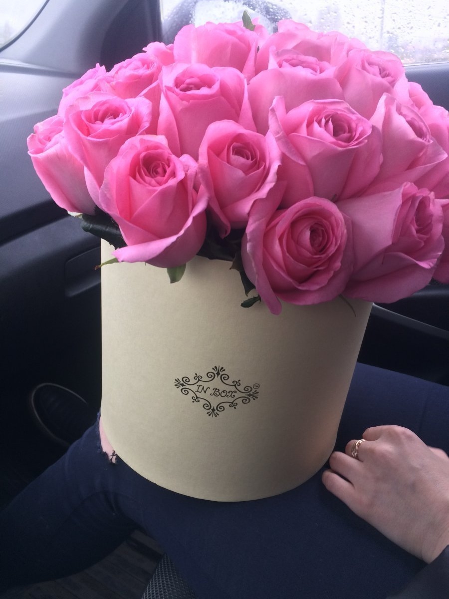 Букет цветов фото реальное в руках. Букет роз в руках. Цветы подарок для девушки. Букет в руках у девушки. Букет цветов для девушки.