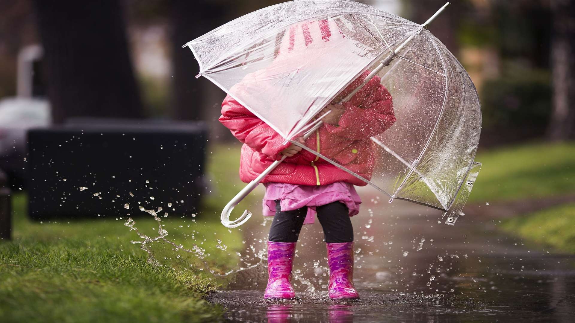 Поставь дождливый день. Дети под зонтом. Зонтик под дождем. Девочка под зонтиком. Зонтик для детей.