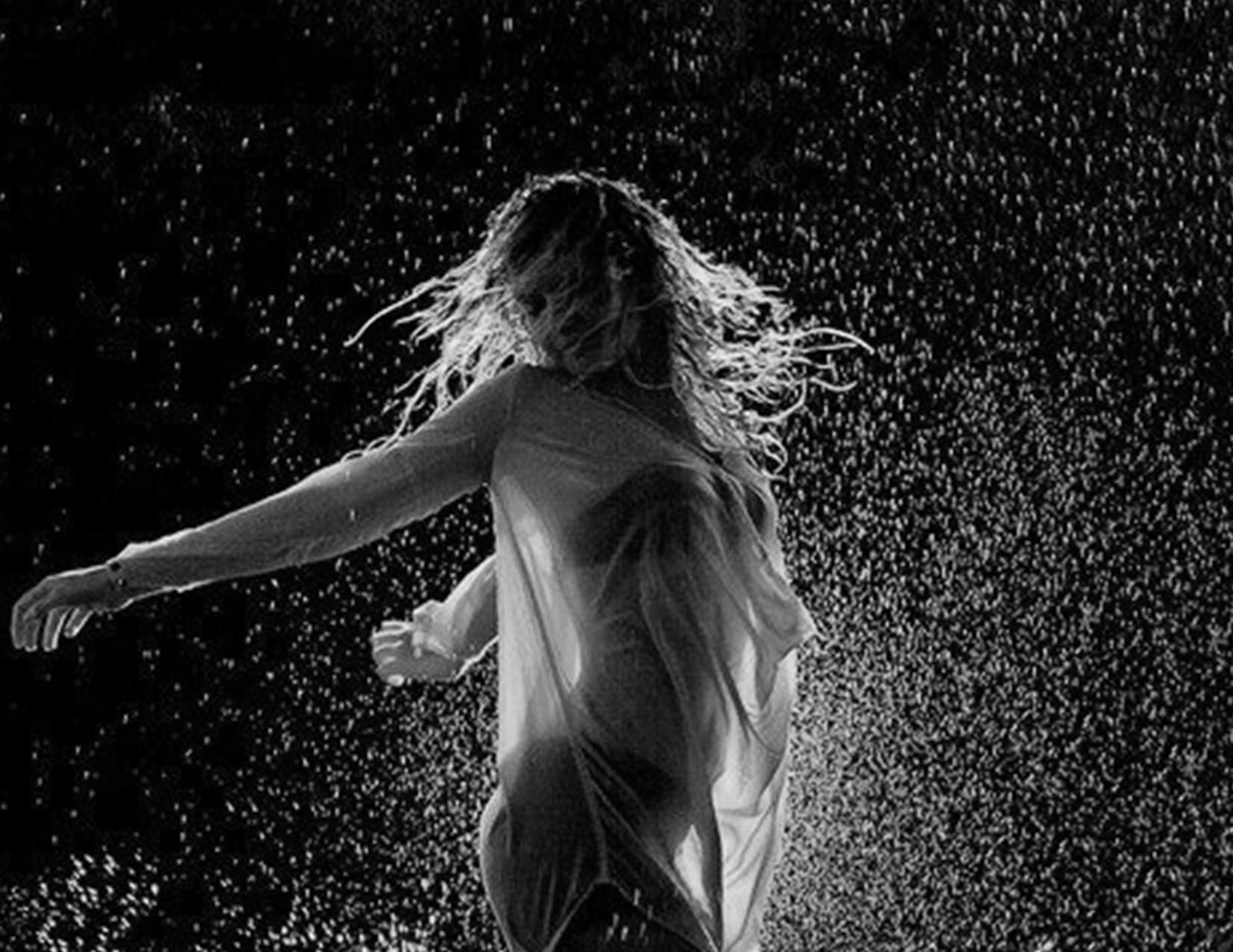 Танец воды музыка. Девушка под дождем. Девушка танцует. Танцы под дождем. Танцующая под дождем.