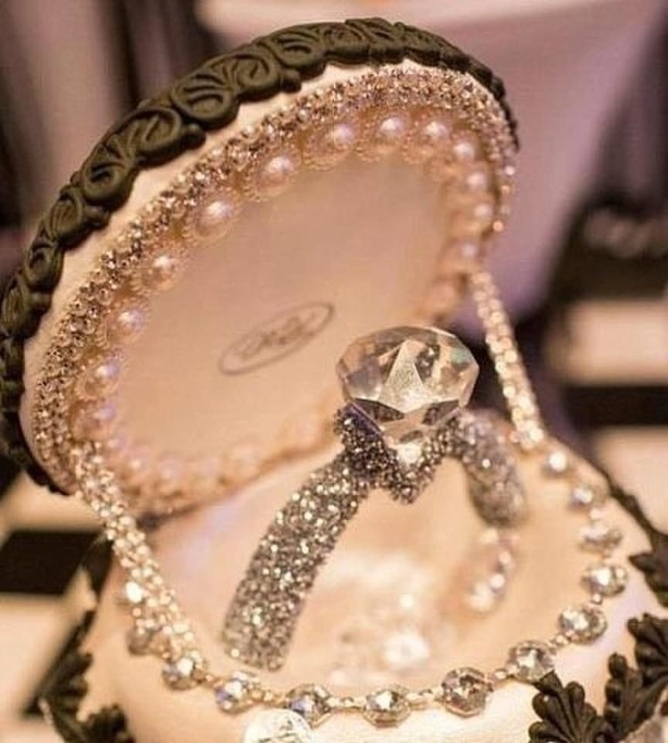 Женское свадебное кольцо