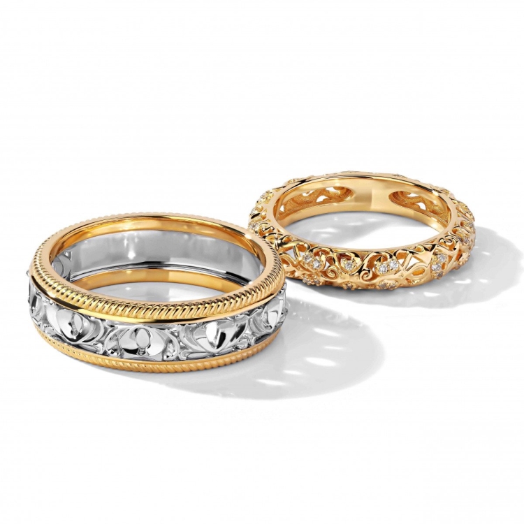 Парные обручальные кольца из золота с бриллиантом