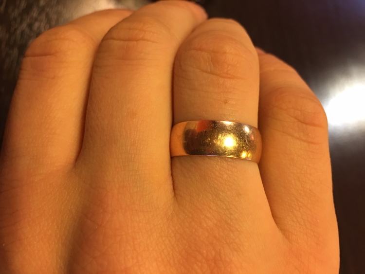 Обычное обручальное кольцо золото